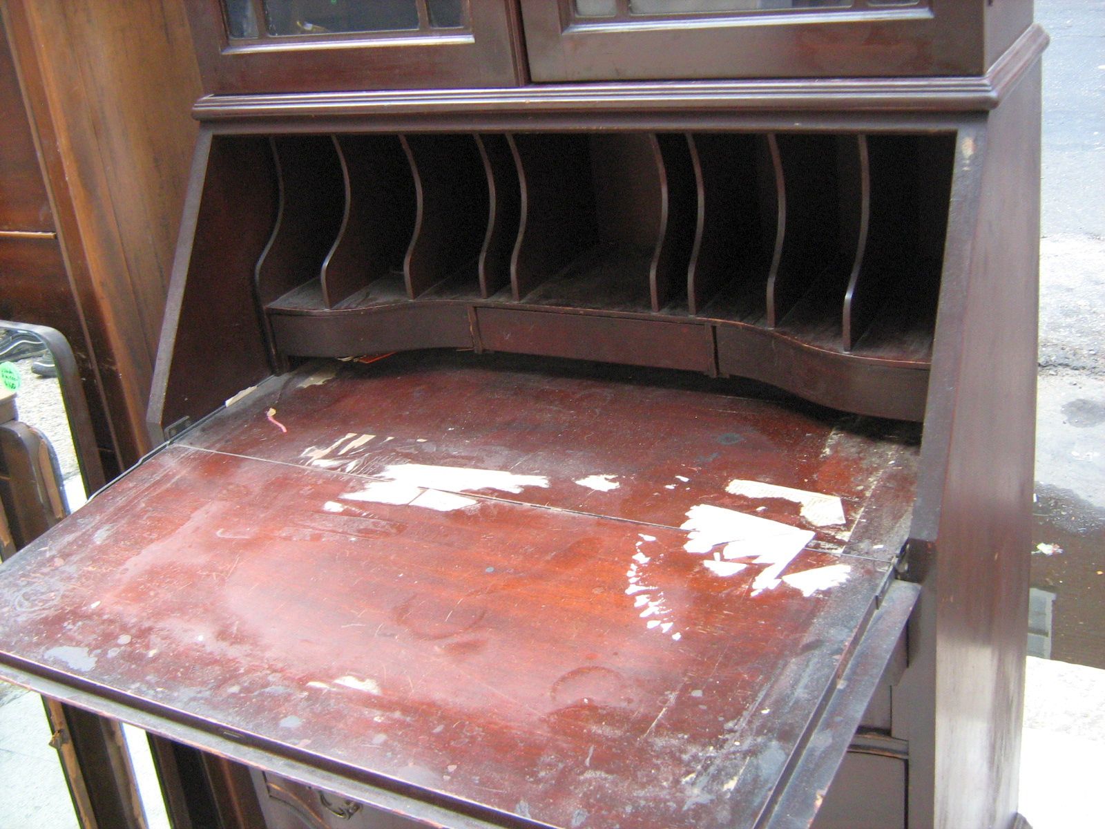 [mahogany+china+cabinet+2.JPG]