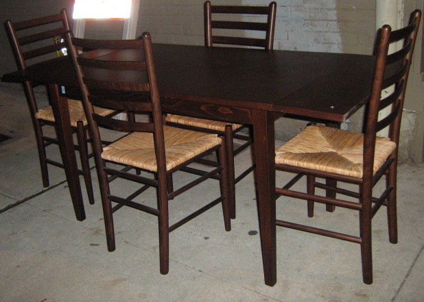 [table+and+chairs.jpg]