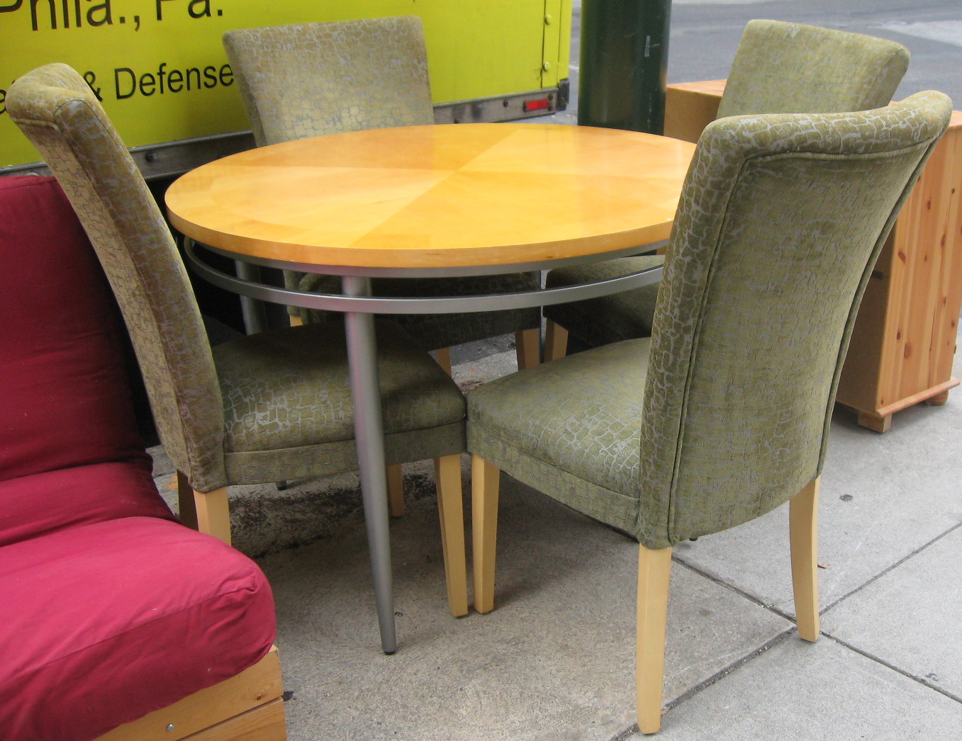 [table+and+green+chairs.jpg]