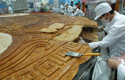 world's biggest moon cake picture, world's biggest moon cake images, world's biggest moon cake photo 2010, world's biggest moon cake video.