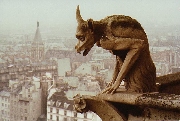 Gárgola mirando París