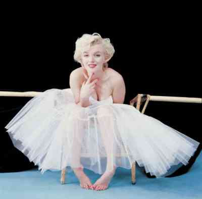 Milton H. Greene - Marilyn Monroe, Ballerina Sitting (1954)