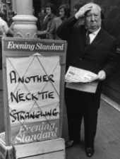 Alfred Hitchcock posing with a London Evening Standard headline (July 1971) © Getty Images