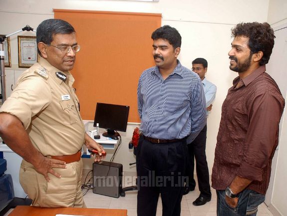 http://4.bp.blogspot.com/_kLvzpyZm7zM/S9Wi43nZuXI/AAAAAAAAKiU/W7zTetjzP3g/s1600/karthi-Dr-Vijay-Shankar-Website-launch-stills-02.jpg