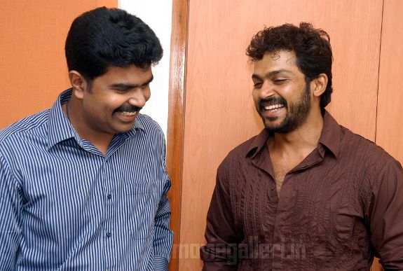 http://4.bp.blogspot.com/_kLvzpyZm7zM/S9Wi4Tjb2DI/AAAAAAAAKiM/LoLSVtxNe68/s1600/karthi-Dr-Vijay-Shankar-Website-launch-stills-03.jpg