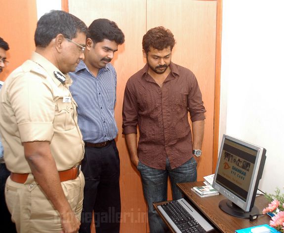http://4.bp.blogspot.com/_kLvzpyZm7zM/S9Wi5GUE-kI/AAAAAAAAKic/d5fXfZ-OJoI/s1600/karthi-Dr-Vijay-Shankar-Website-launch-stills-01.jpg
