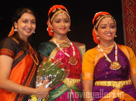 http://4.bp.blogspot.com/_kLvzpyZm7zM/S9Wozb7bqpI/AAAAAAAAKkM/UqKOL7gzOUI/s1600/Revathy-Harita-dhananjayan-Bharathanatyam-arangetram-01.jpg