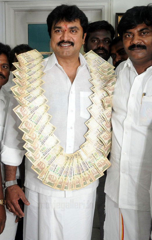 http://4.bp.blogspot.com/_kLvzpyZm7zM/TD6w82Zc6bI/AAAAAAAAR_A/GD4iTuWzP7U/s1600/Sarathkumar_Birthday_Celebration_04.jpg