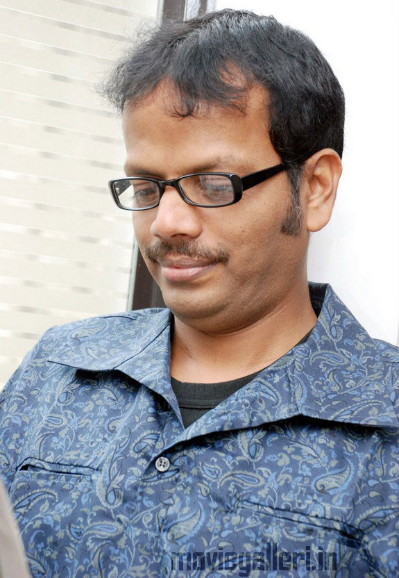 http://4.bp.blogspot.com/_kLvzpyZm7zM/TDbZB4qEKkI/AAAAAAAARYg/8Fy6xsutTBQ/s1600/SS_Kumaran_Music_Director_photos_02.jpg