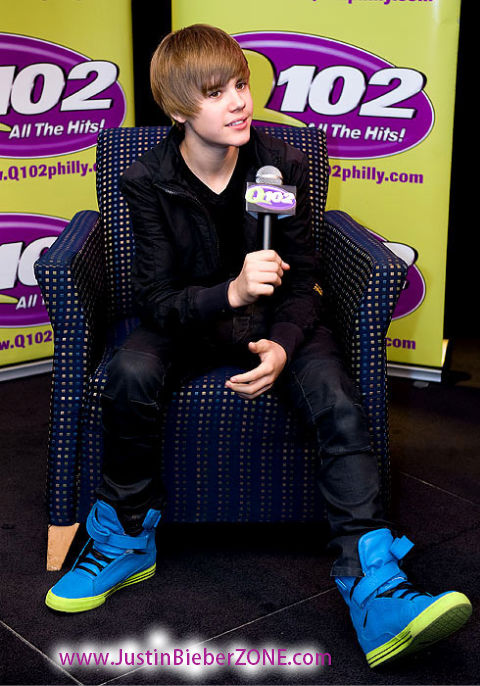 purple justin bieber hoodie. justin bieber purple supras. justin bieber hoodie and hat. purple justin bieber hoodie. justin bieber purple supras.