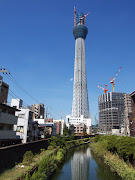 北十間橋から東京スカイツリーと北十間川を撮影、右側の工事 .