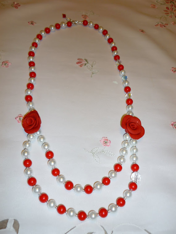 COLLANA CON ROSE COLOR ROSSO, in pasta di ceramica.