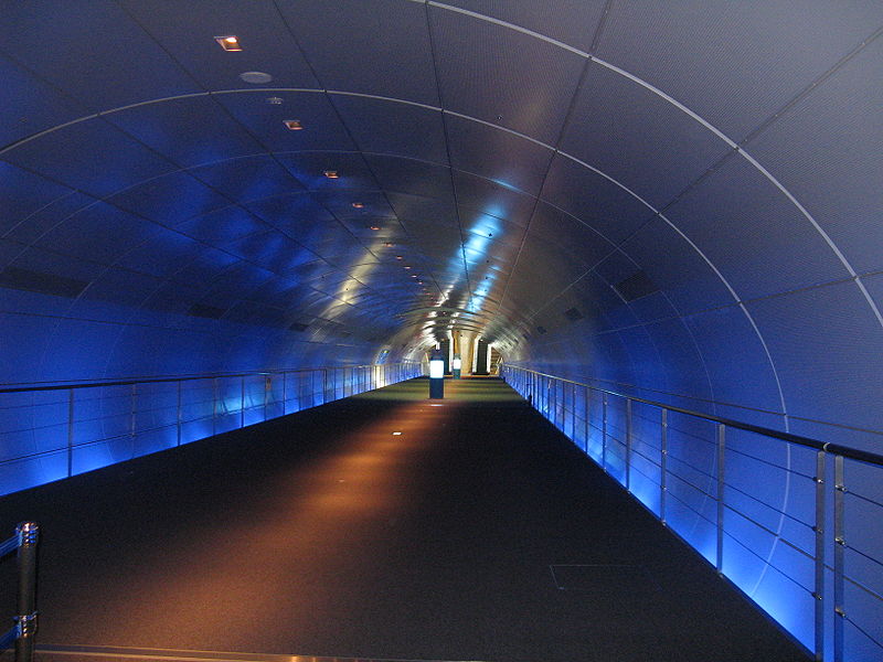 [800px-Osaka_Maritime_Museum_Tunnel.jpg]