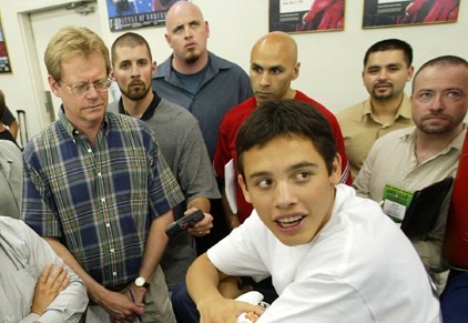 [Chavez+with+reporters.jpg]