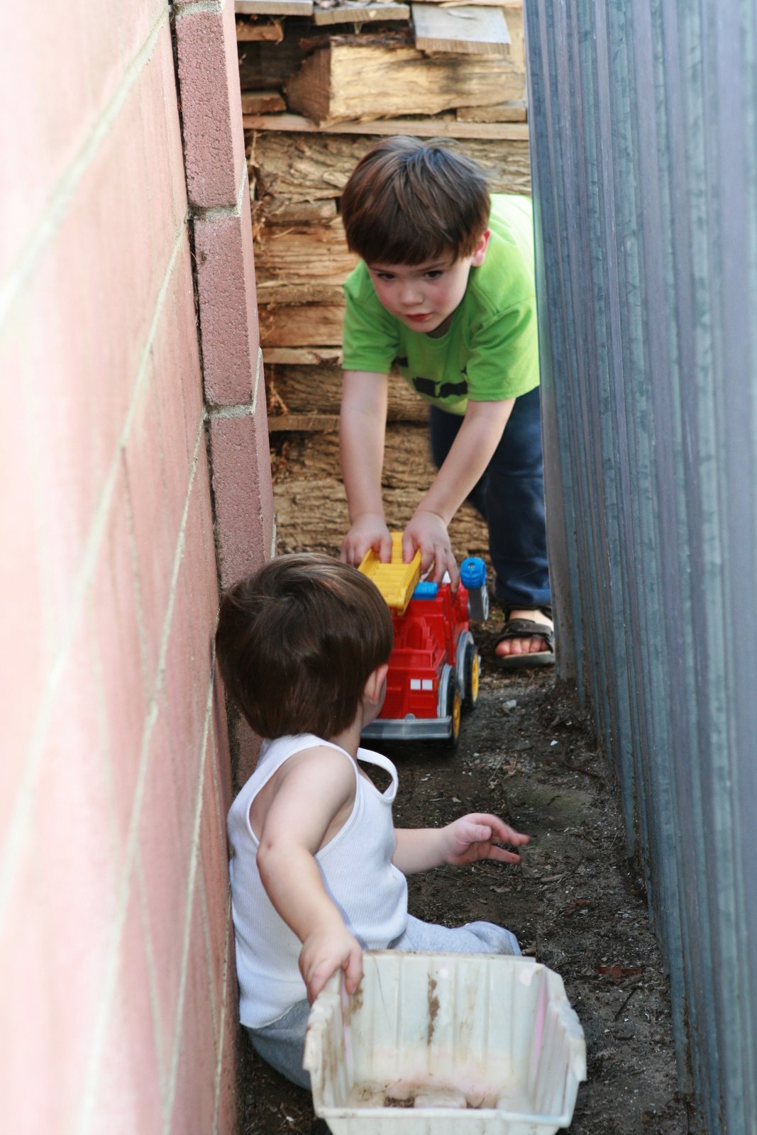 [Em+and+Ro+behind+the+shed.JPG]