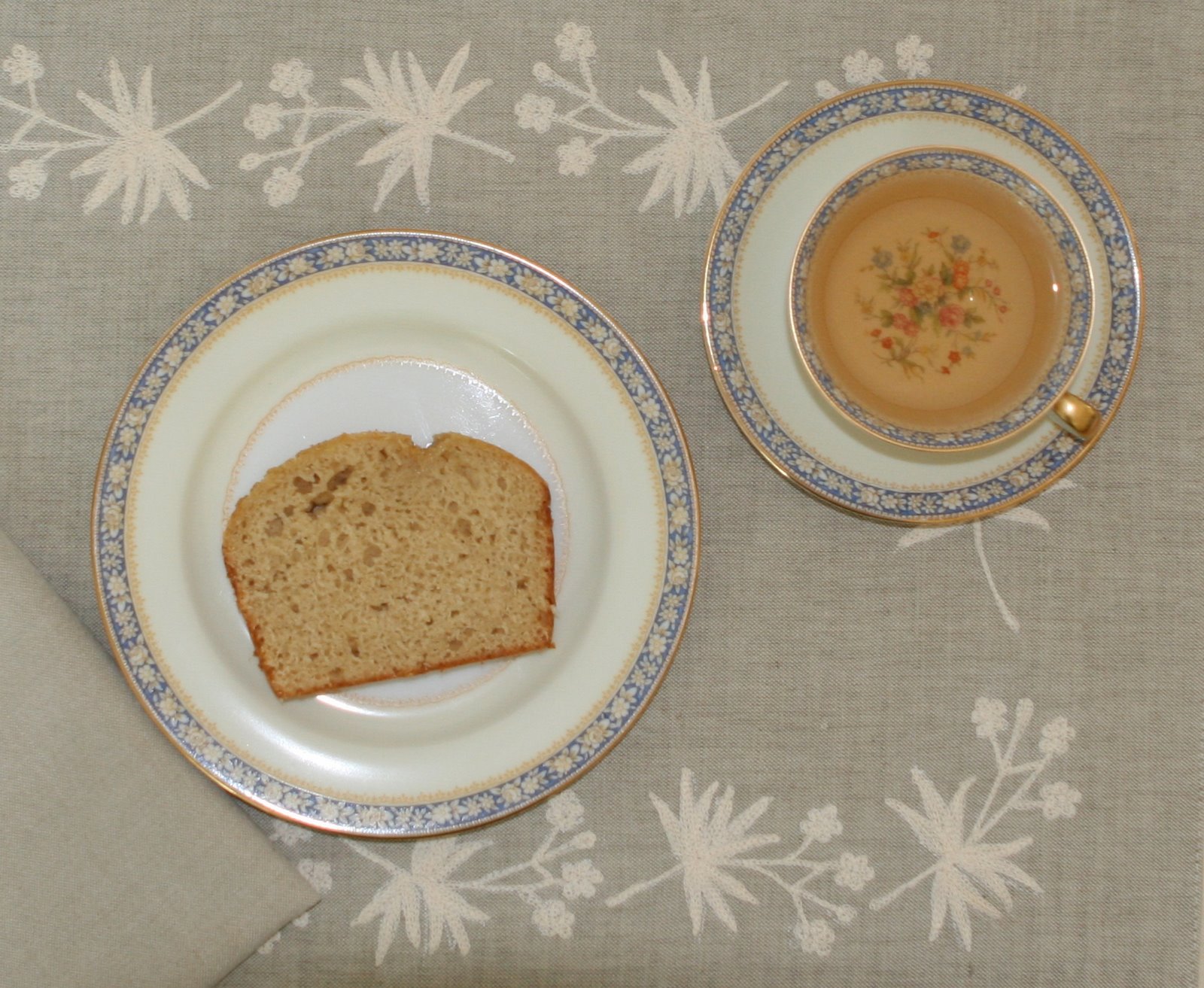 [Pear+Bread+and+Tea.JPG]