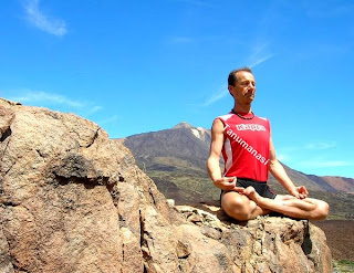 Tanumânasî en postura de loto practicando Pranayama en las cañadas del Teide, Tenerife.