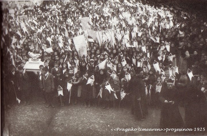 [1925.+Pragako+Umearen+prozesinoa.jpg]