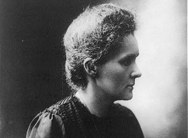 أم الكيمياء ( ماري كوري )  -- ولدت مع الكيمياء و عاشت مع الكيمياء و توفيت بسبب الكيمياء .. !!! Marie+Curie