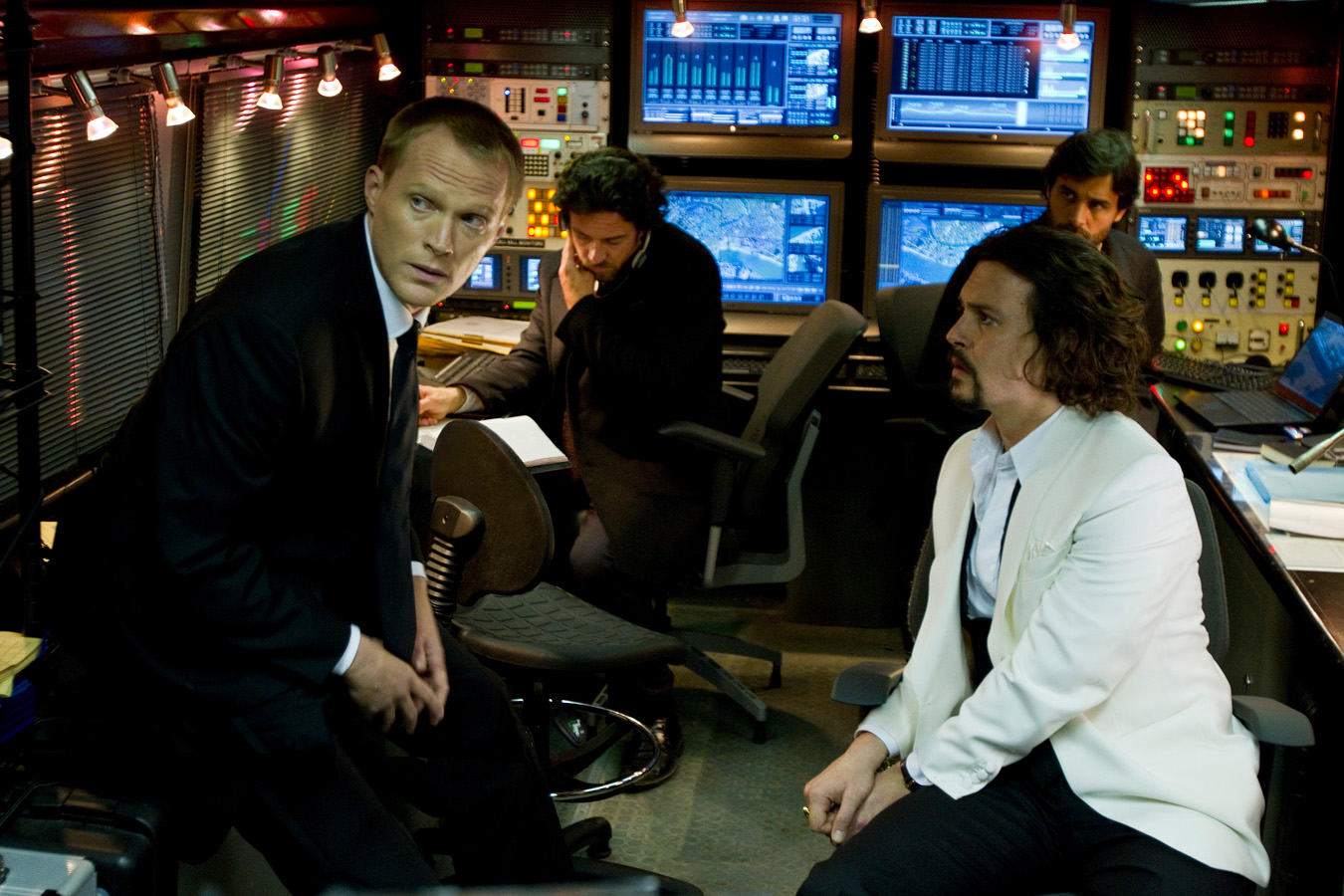 http://4.bp.blogspot.com/_kf6Cmm7gIGk/TSQhFx2xSUI/AAAAAAAACjY/lkwEOOk9g3s/s1600/Paul+Bettany+in+The+Tourist.jpg