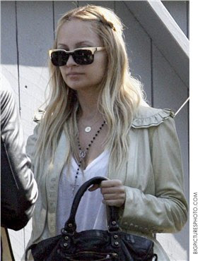 http://4.bp.blogspot.com/_kfyP_DhnAG0/SXAcZnTXJ7I/AAAAAAAAGEU/dWRv8mwwKw4/s400/Nicole+Richie+ruffle+leather+jacket.jpg