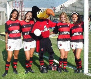 Flamengo+futebol+feminino+ao+lado+do+urubu.jpg