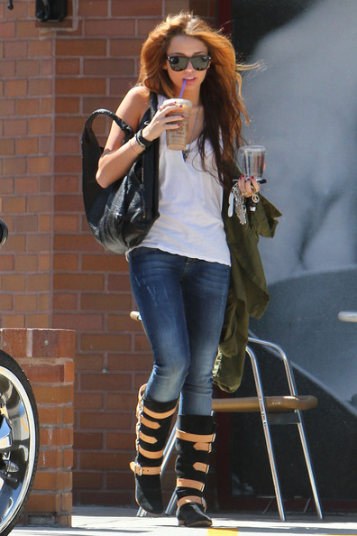 miley cyrus pictures 2010. Miley Cyrus snapped out and