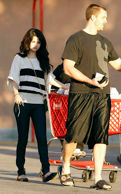 Selena Gomezstyle on Steal Their Style Selena Gomez S Cute And Candid Style
