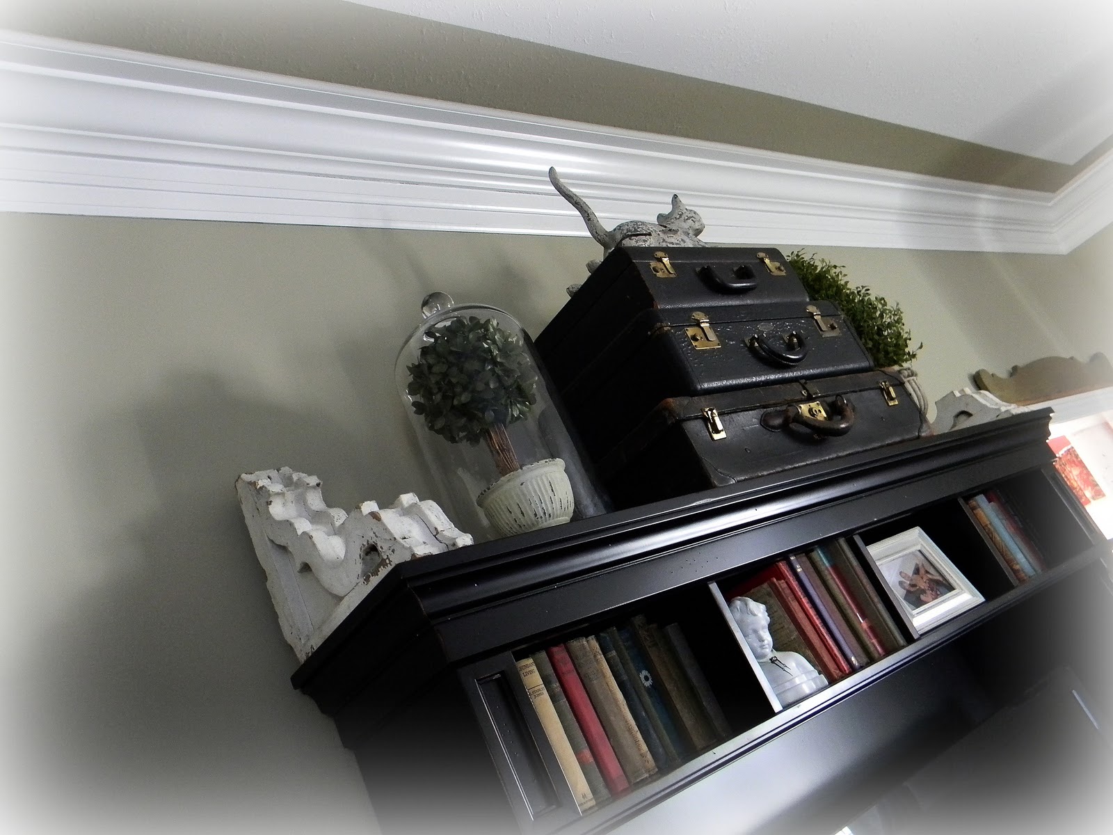 Living Room TourIn Pictures title=