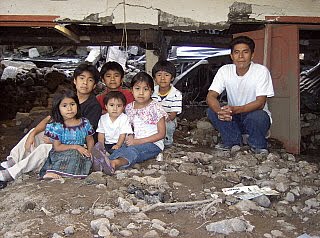 AL FONDO SE VÉ LA CASA, SOTERRADO Y DESTRUIDO