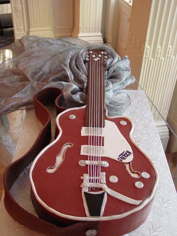 The Secret Garden guitar and piano shaped cake ideas The Secret Garden guitar and piano shaped cake ideas