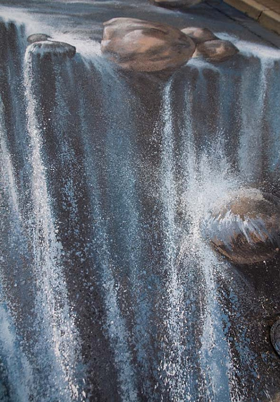 ஷெப்பா நாடு ரோட்டில் தோன்றிய மிகப்பெரும் நீர்வீழ்ச்சி - வித்தியாசமான படங்கள்... Waterfall+Optical+Illusion+%283%29