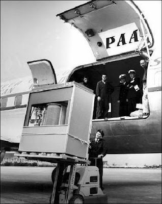 http://4.bp.blogspot.com/_kxPG6y8Qctk/SncmYXzhsqI/AAAAAAAAKF4/sCW64aT998k/s400/old-computer-picture-ibm-305-ramac-1.jpg
