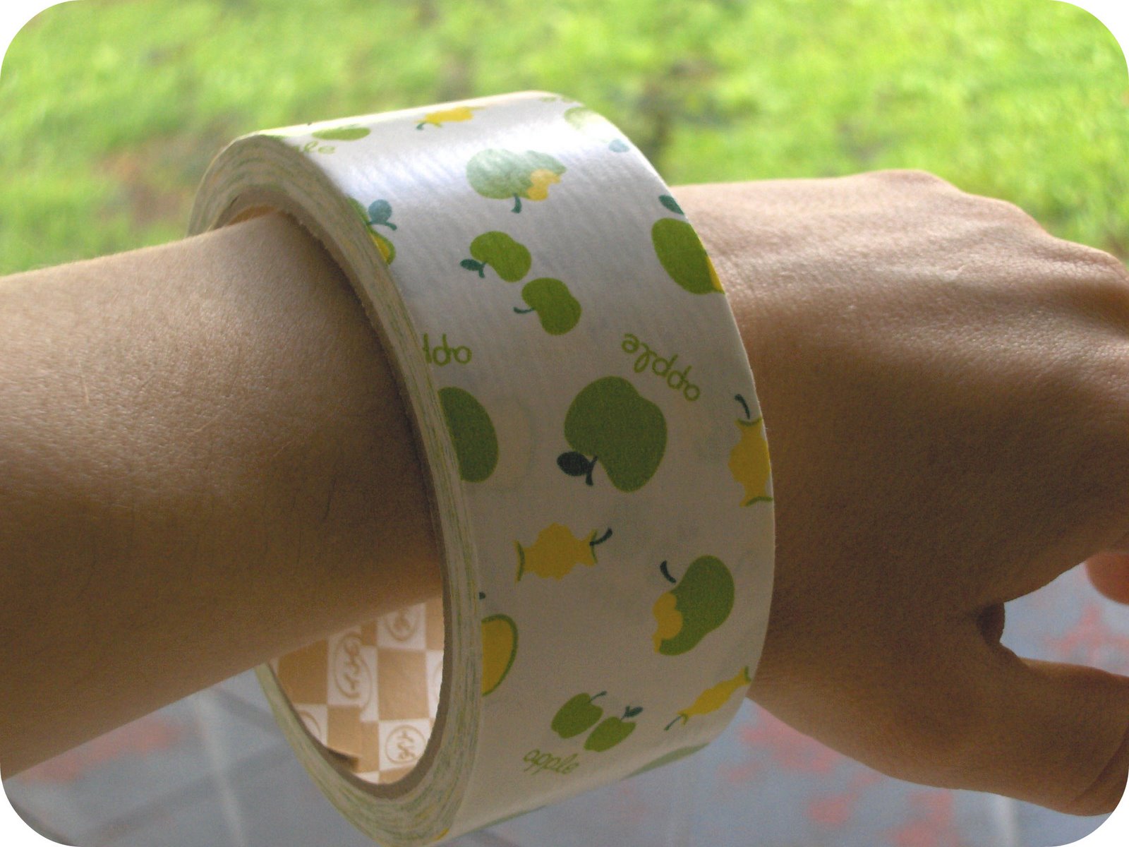 [apple+tape.jpg]