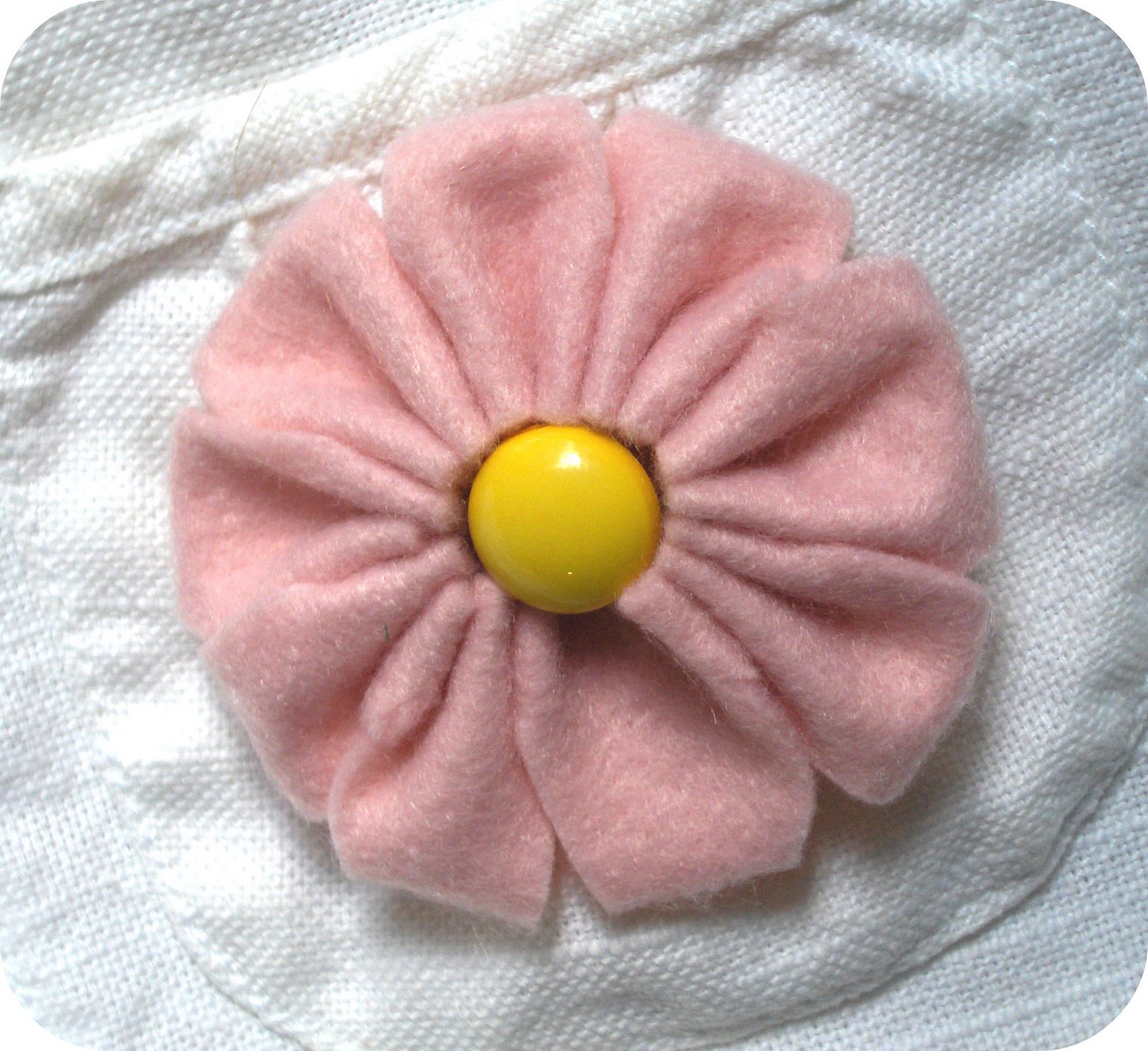 [felt+yo-yo+flower+2.jpg]