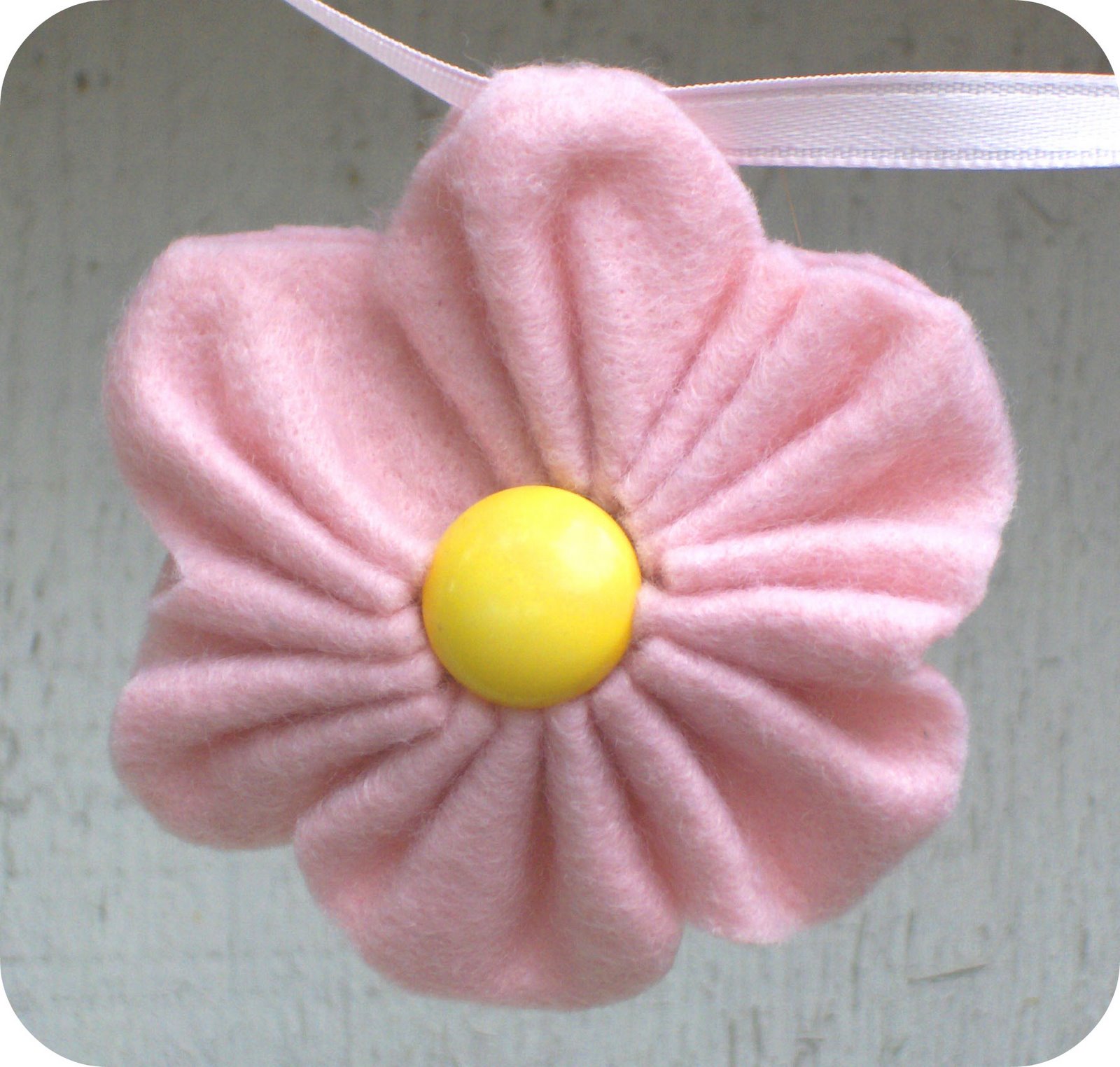 [felt+yo-yo+flower+4.jpg]