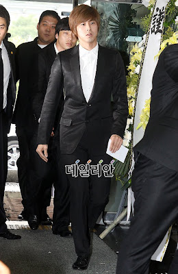 [PHOTOS][30.06.10] Yunho - Park Yong-Ha's Funeral 1+%288%29