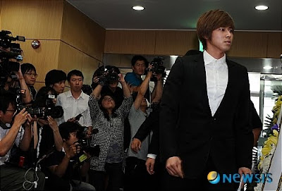 [PHOTOS][30.06.10] Yunho - Park Yong-Ha's Funeral Yunho+%282%29