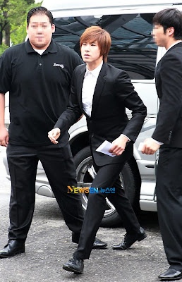 [PHOTOS][30.06.10] Yunho - Park Yong-Ha's Funeral Yunho+%284%29