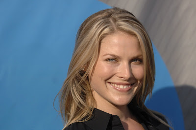 Ali Larter Shows Off Her legs