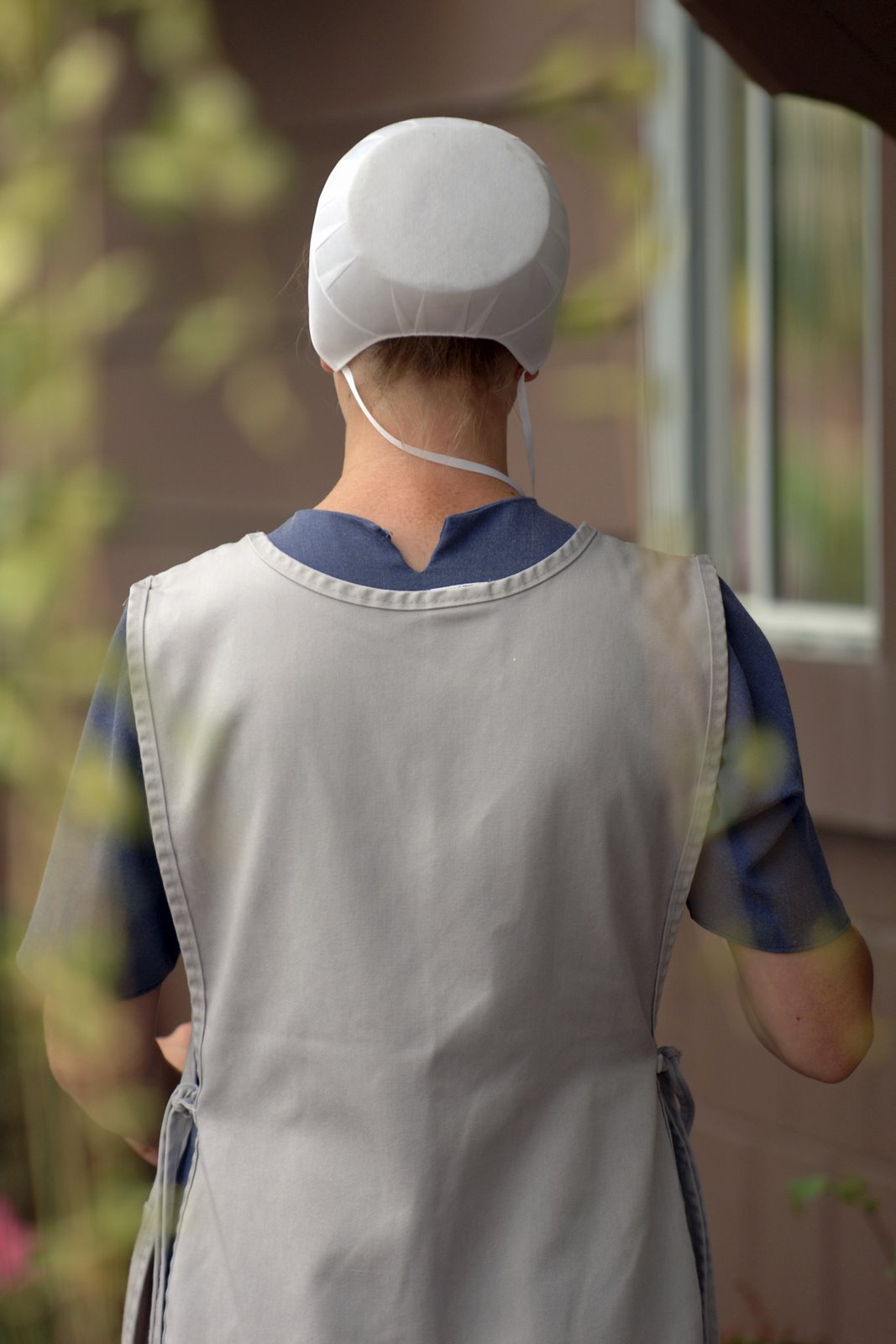 [amish+woman+from+behind.jpg]