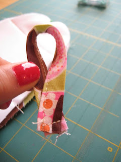 Easy Oven Mitts Tutorial - Quilting Tutorials and Fabric Creations - Quilting in the Rain