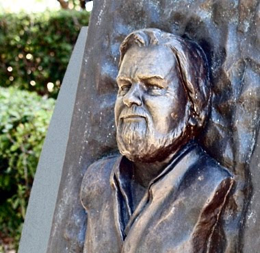 Il monumento a Gerald Durrell nel parco di Corfù Town. Foto di Andrea Mangoni.