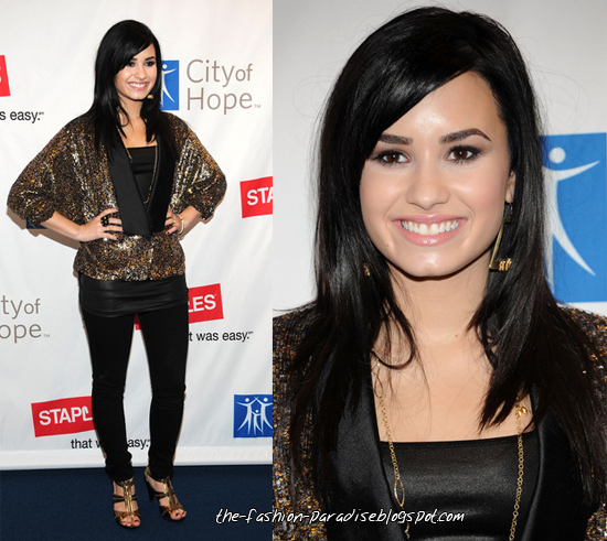 Demi Lovato llev pantalones negros pitillo y cardigan de lentejuelas en