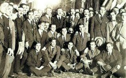 Los campeones de 1916 en el Ayuntamiento, tras hacer entrega de la Copa al alcalde, Mario Arana.