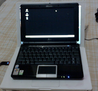 Asus Eee PC 1000H compared to an Apple MacBook Asus Eee PC 1000H compared to an Apple MacBook