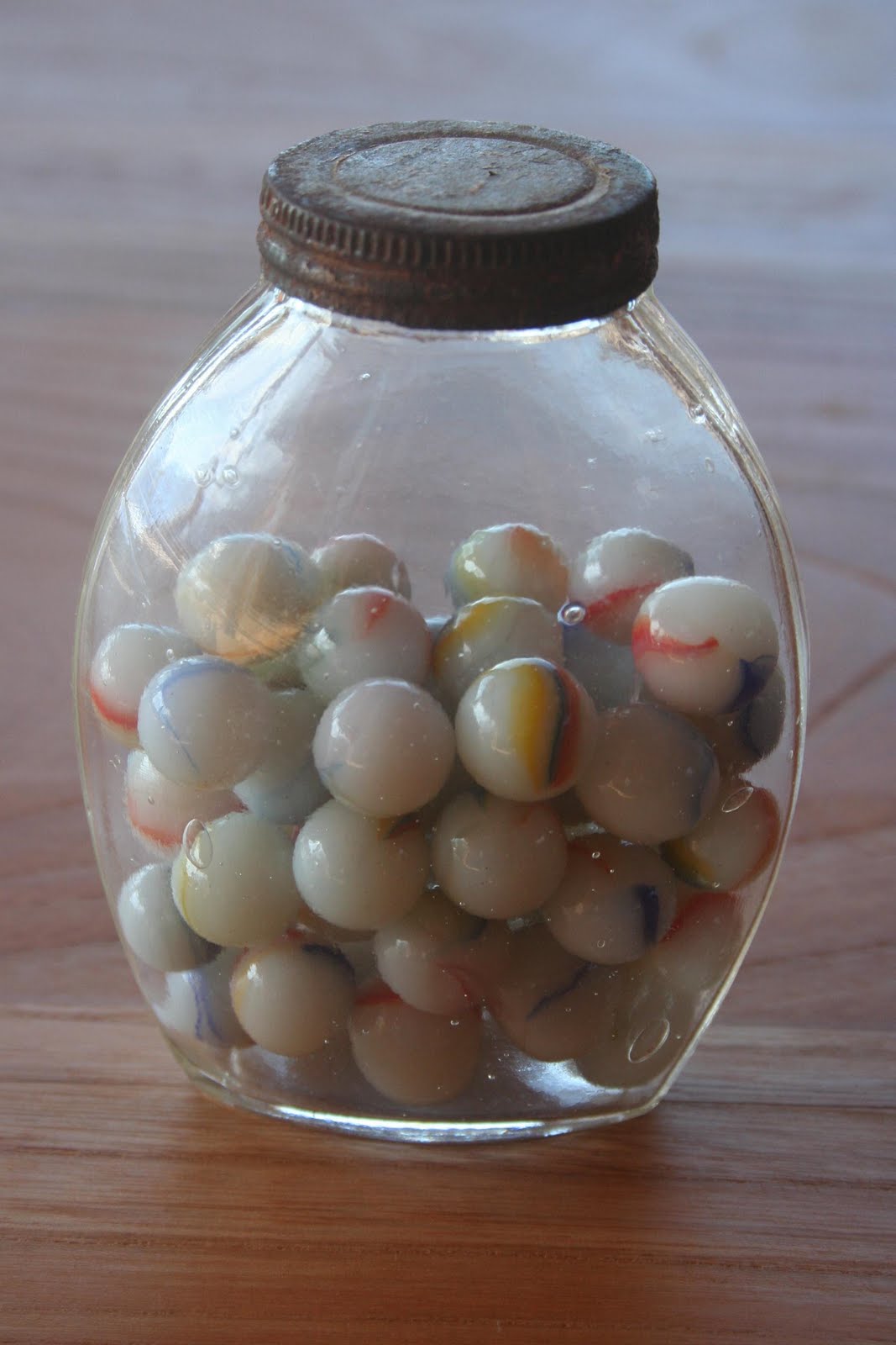 [乳白色のビー玉.jpg]