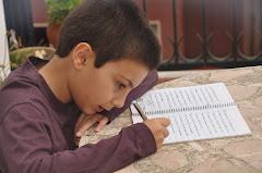 Mi hijo, con 8 años, escribiendo su primera novela