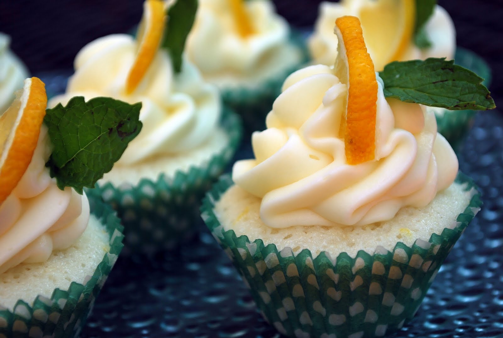 Frosting Mini Cupcakes Frosting Mini Cupcakes