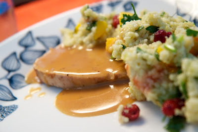 kalkkunaa ja hedelmäistä cous-cousia